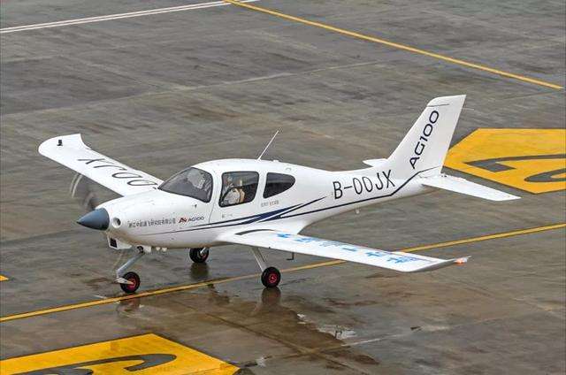 新一代国产初级教练机AG100在德清莫干山机场首飞成功