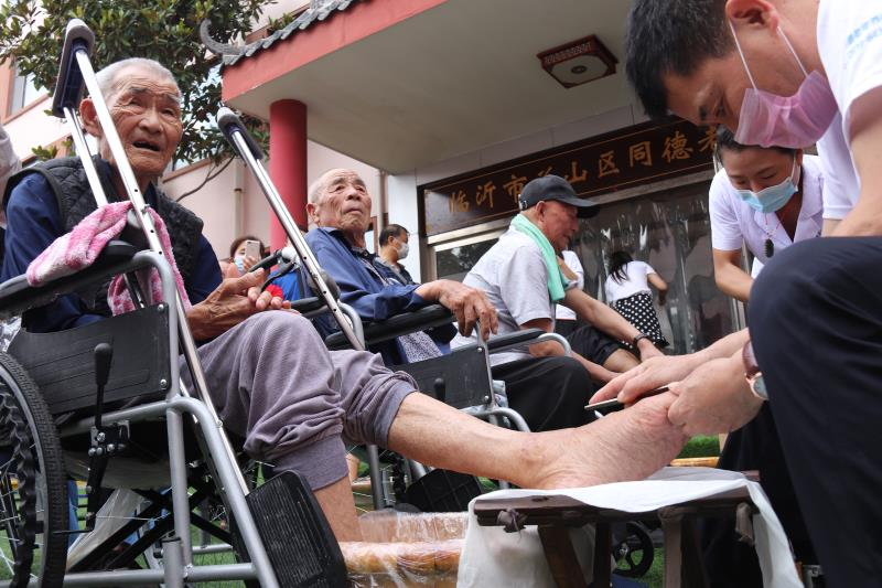 “爱在父亲节”大型公益活动在同德养护院举行