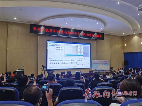 “公民同招”第一年家长很淡定 小升初一志愿电脑派位录取结束