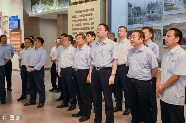 鲁南制药集团到九间棚精神纪念馆开展主题教育
