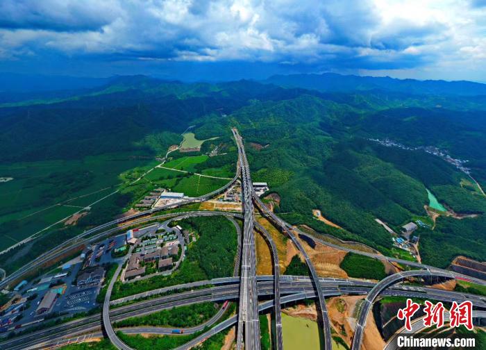 浙江首条智慧高速杭绍台先行段通车 完善长三角交通网