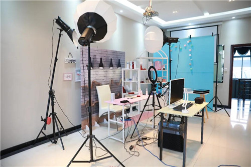 外媒：奢侈品公司试水中国直播热潮