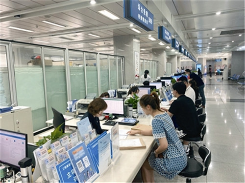 市住建局通过精准化的制度建设和服务，简化项目审批，降低企业运营成本