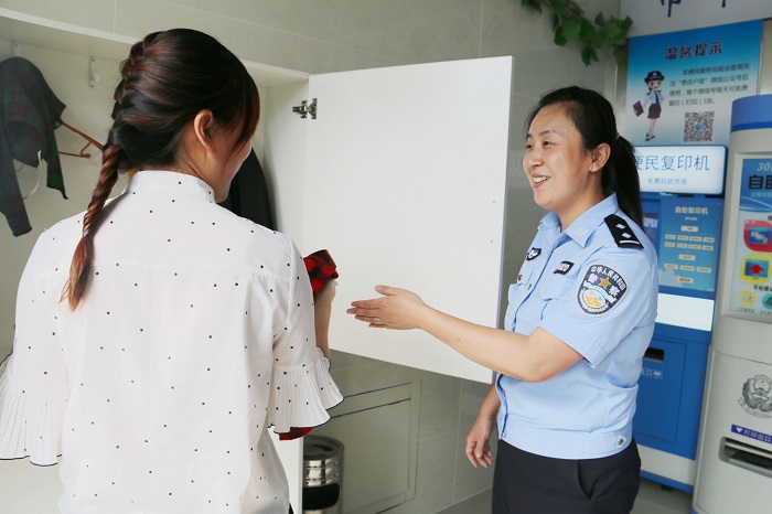  户籍室里有了“引导员” 