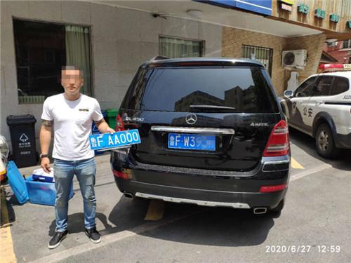 青岛市北交警查获一套牌车辆 可拆卸号牌架露马脚