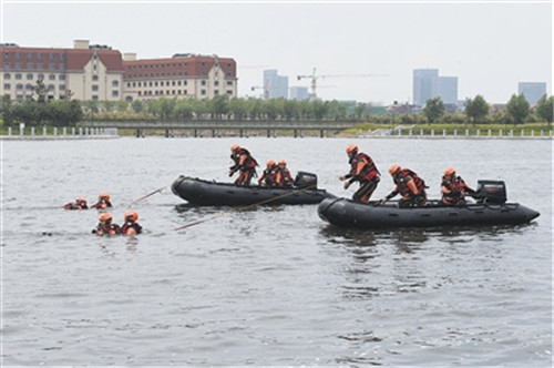 青岛市消防救援支队举行抗洪抢险演练
