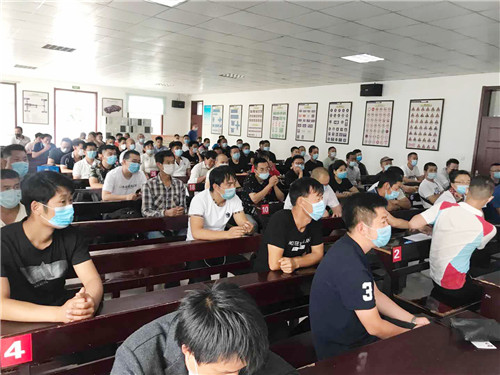 青岛城阳交警多形式宣传一盔一带活动