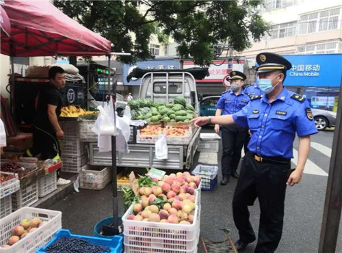 护航中高考 青岛城管在行动