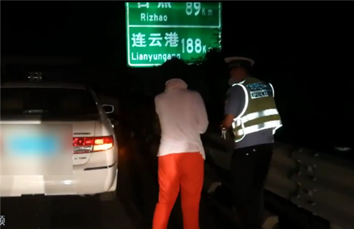 青岛大姨高速迷路被急哭 交警临时“代驾”护送回家