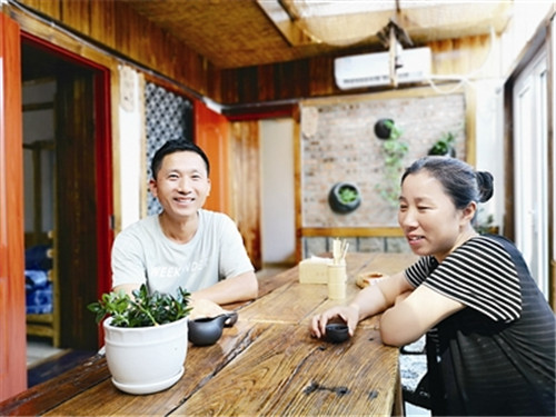 过去工地“出大力”，如今民宿当老板