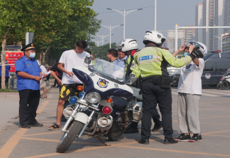 菏泽两名考生走错考场，铁骑交警火速送达