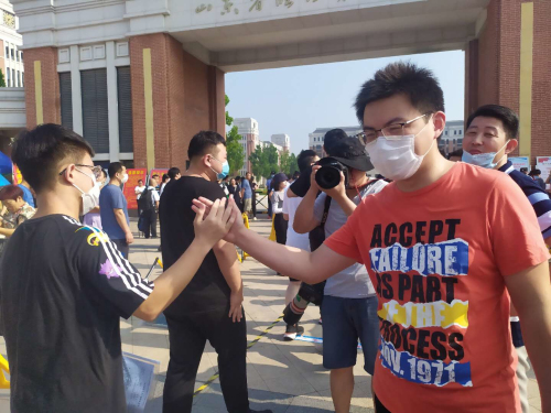 高考首日：追光少年逐鹿高考，勇战辉煌