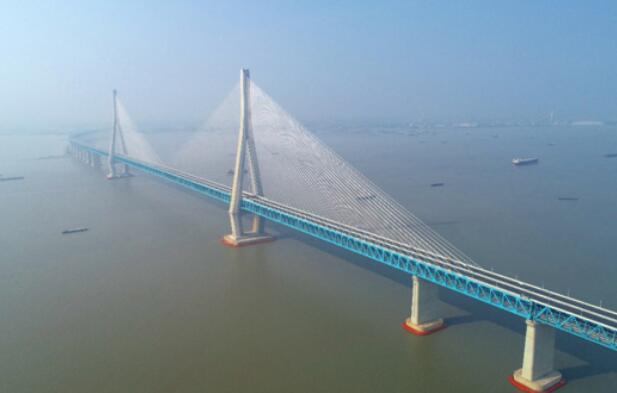 中国中铁设计承建的世界首座跨度超千米的公铁两用斜拉桥通车运营
