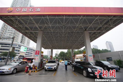 油价料迎年内首次“两连涨” 加满一箱油多花5元