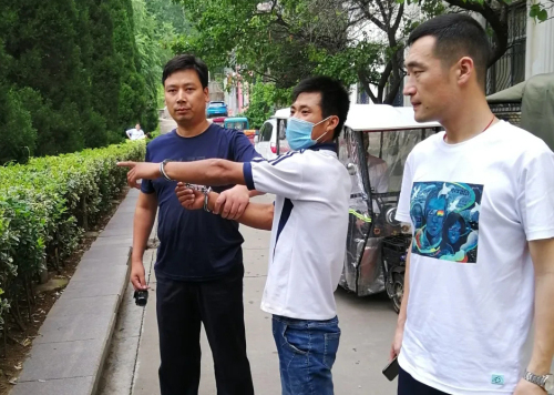 假释出狱后，他又连续两次作案