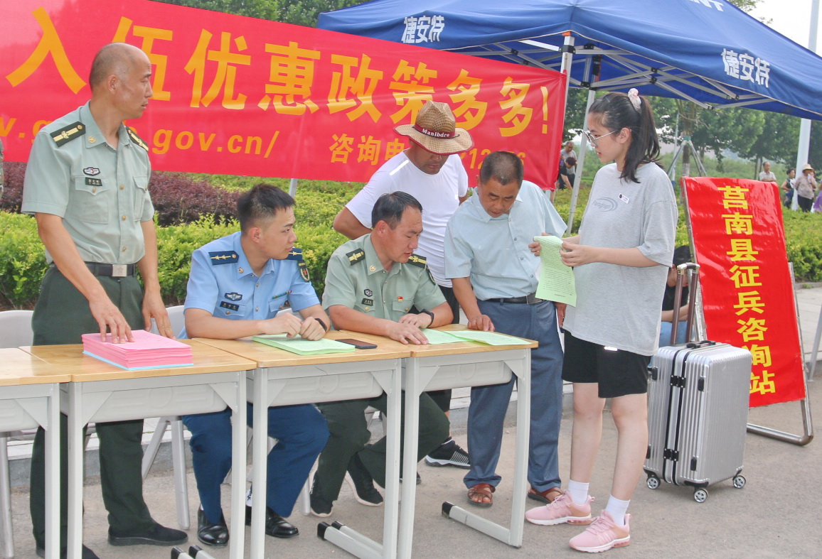 莒南：征兵信息送考生