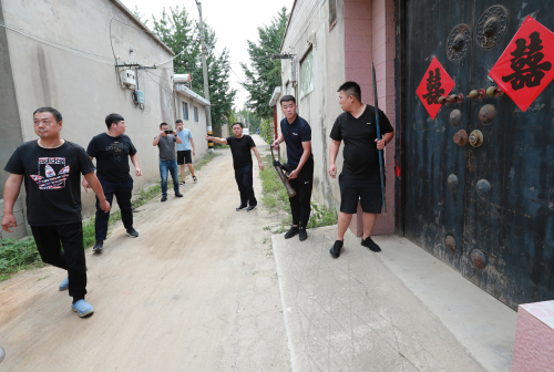 持枪围捕现场视频！团伙狂偷电缆价值超百万元