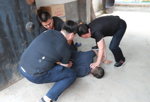 持枪围捕现场视频!团伙狂偷电缆价值超百万元