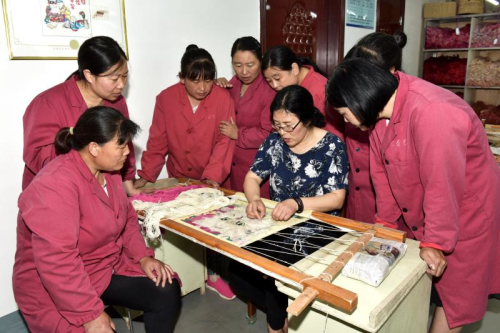 走向我们的小康生活| 莫氏绒绣：绣出小康新生活