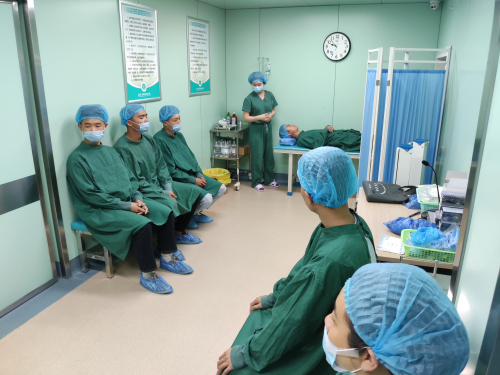 八成高中生都是近视眼，高考后扎堆来摘眼镜