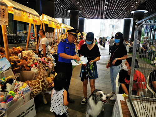 青岛市综合执法部门联合爱护动物协会举行文明养犬宣传活动