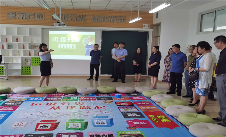 青岛市人大代表、政协委员现场视察城市生活垃圾分类工作