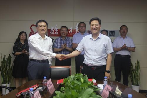 新疆阿勒泰地区商务局与山东临沂日报报业集团签署合作协议