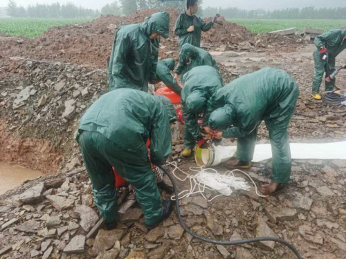 兰陵镇党员干部风雨中坚守 筑牢安全“堤坝”