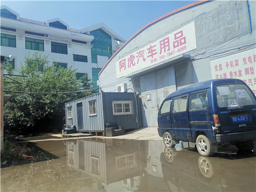 葛洲坝集团道路施工挖断自来水管 正与沿街被淹商铺协商赔偿事宜