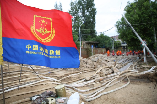 旗帜下的橙色身影  临沂消防驰援滁州