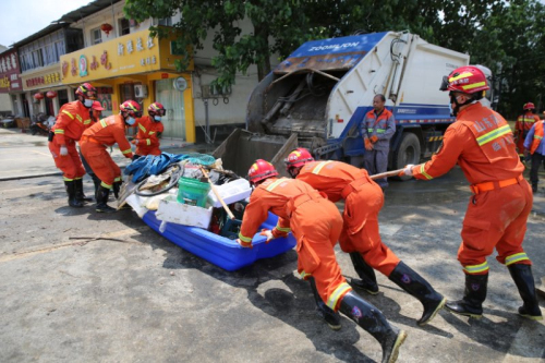 直击抗洪一线！临沂消防增援队冒雨转战安徽颍上县