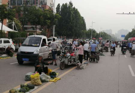 菏泽和平南路集市占道经营，开发区城管现场治理