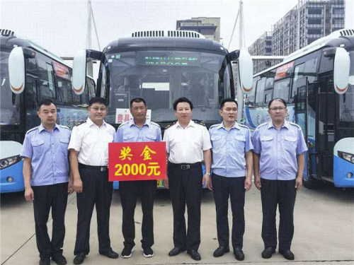 井红军紧急避险获2000元奖励  他转身将奖金送给贫困儿童