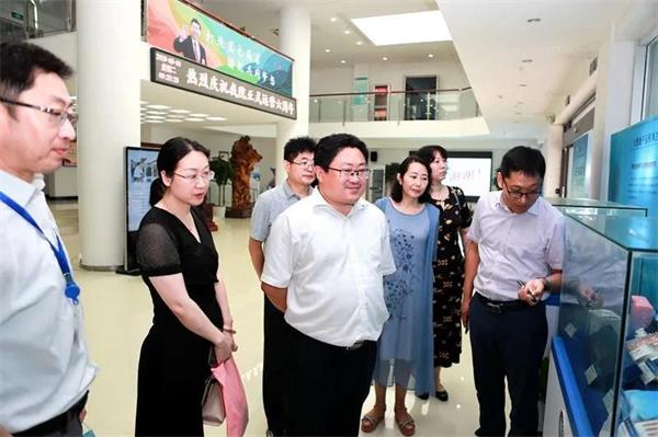 医药研究院执行院长,中国海洋大学医药学院党委副书记张栋华的陪同下