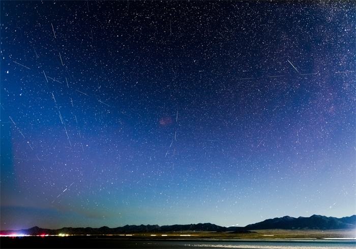 英仙座流星雨12日光临地球 每小时逾百颗流星洒落夜空