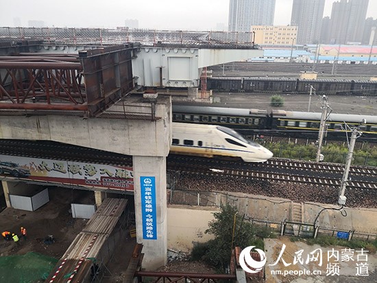 内蒙古“超级立交桥”将跨过17条铁路进入落梁阶段
