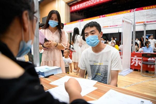 成都今年首场“特大招” 2.9万人进场求职 他们都关注些啥？