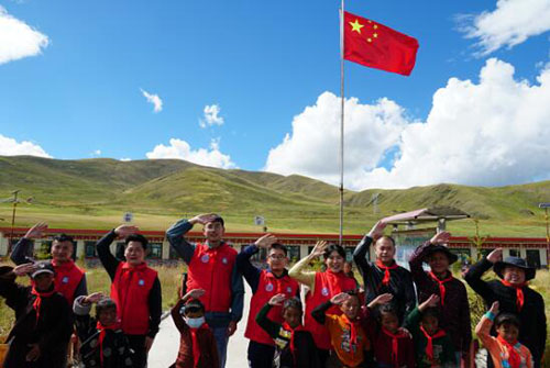中建三局志愿者陪同海拔4227米上的藏族小学生一起开学