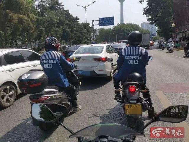  西安俩男子穿“囚服”骑摩托上街