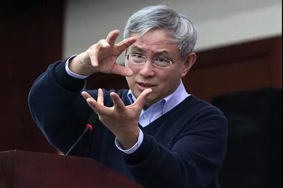 周其仁最新演讲：民营企业都是骑在虎背上的，不是骑在马背上