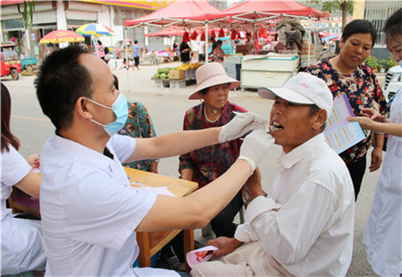 凫城镇卫生院开展 “全国爱牙日”宣传活动