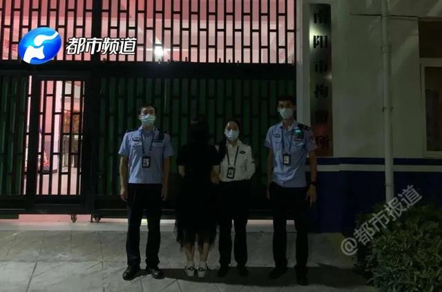  女子首次坐飞机误开应急舱门被拘