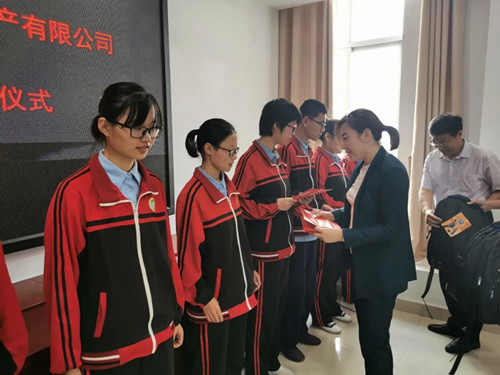 沂南学子捐赠100万为母校设立“春笋助学基金”