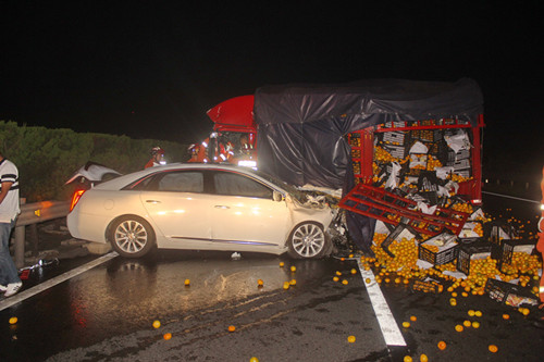 橘子撒满高速路 躲闪不及又追尾