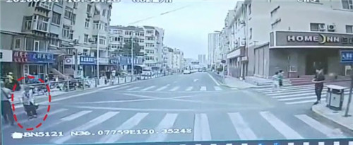 青岛街头暖心一幕：八旬老人过马路 过往车辆纷纷停驶