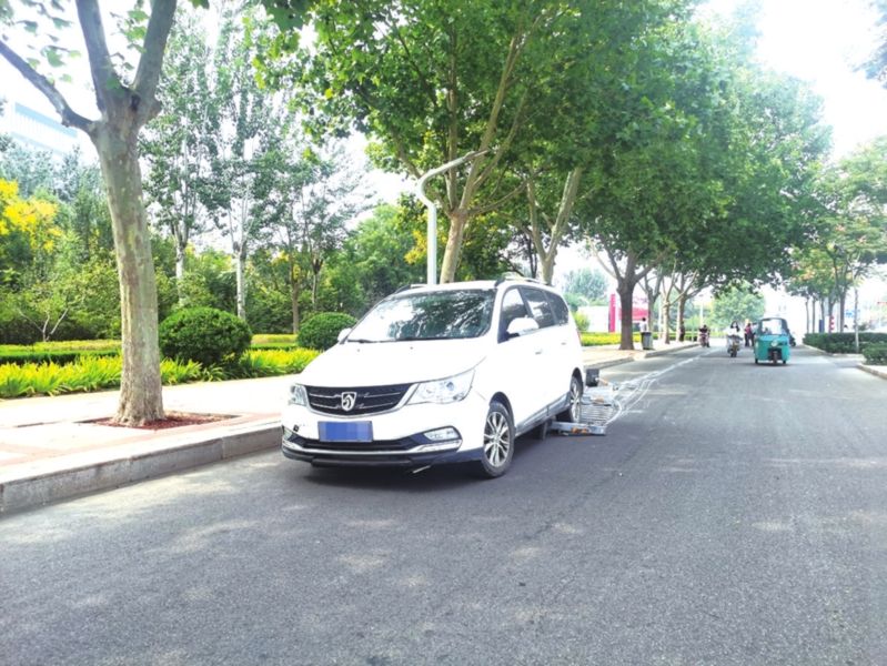 十余节护栏被撞坏 私家车撞断护栏拖行百余米