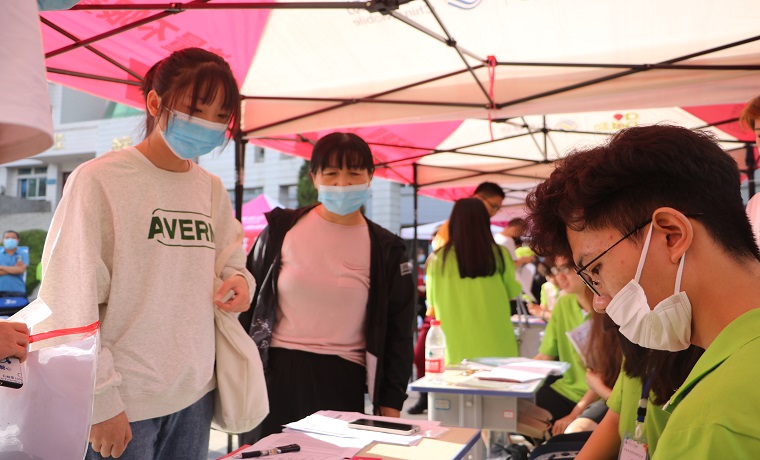 济南大学开学季——藏在口罩下的青春