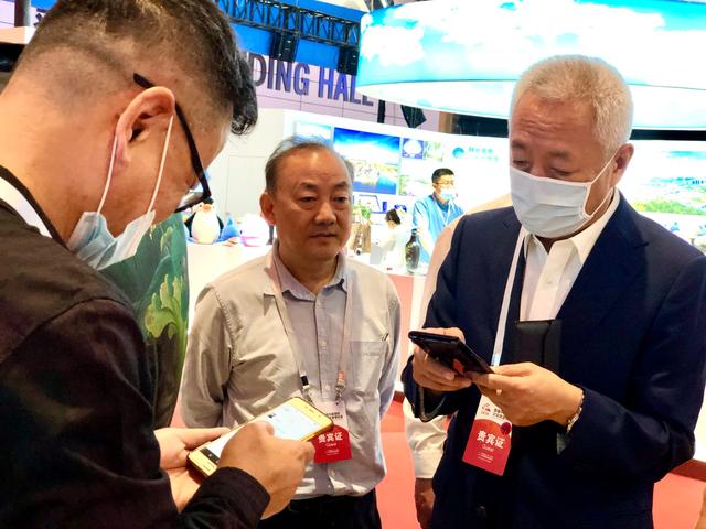 文旅博览会德州展区首笔订单产生！副省长凌文购买梁子黑陶硬刻笔筒