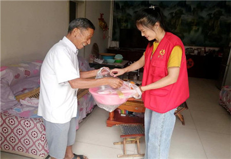 “金晖助老”志愿者架起扶贫连心桥