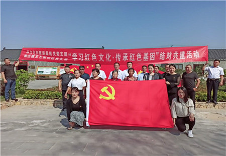 薛城区文旅局联合社区重温“红色”历史